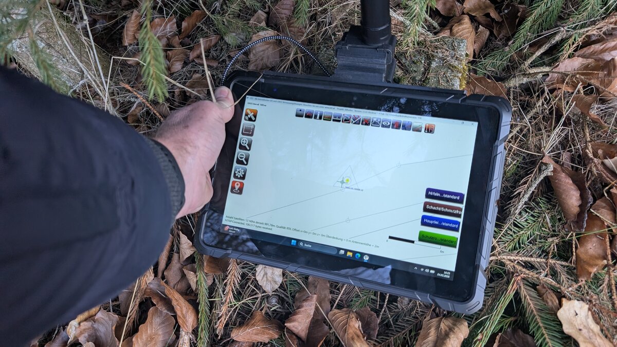 Tablet mit GNSS im Feld